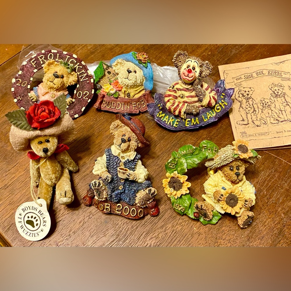 Boyd’s bears pin collection